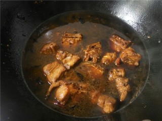 6、排骨腐竹,加水没过排骨,水最好多加点!盖上盖子,中火闷煮