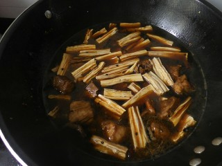 7、排骨腐竹,闷煮到一半的时候,加入腐竹。继续盖上盖子,中火闷煮