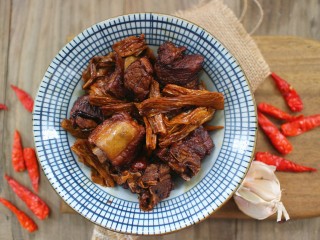 9、排骨腐竹,因为加了尖辣椒,吃起来会有辣辣的口感!但是很下饭哦