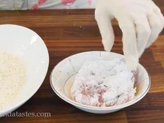 8、芝心猪排,包好之后再沾上蛋液