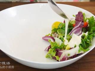 13、芝心猪排,把混合生菜排列在盘子一端，浇上沙拉酱