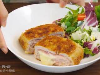 14、芝心猪排,把猪排一切为二，放在盘子里即可