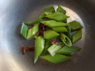 4、酱油卤蛋,4.把葱切段和八角粒，放在锅的底部。