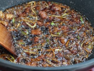 6、豆角焖面,再放入生抽、料酒和老抽翻炒爆香