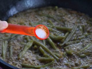 9、豆角焖面,按照个人口味调入盐翻炒均匀