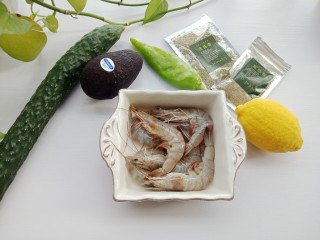 1、牛油果虾仁沙拉,准备好所有的食材