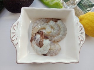 2、牛油果虾仁沙拉,大虾剥去外壳，留下尾巴上一节壳。然后抽掉虾肠，洗干净沥水备用
