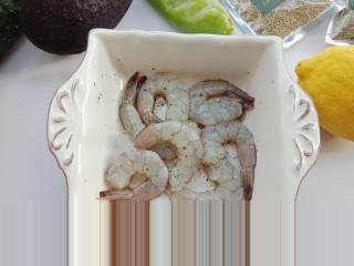 4、牛油果虾仁沙拉,搅拌均匀后放一边腌制