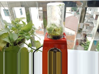 7、牛油果虾仁沙拉,把牛油果搅拌成泥