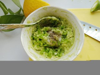 9、牛油果虾仁沙拉,.把牛油果倒出来然后加入青椒丁，盐和黑胡椒碎搅拌均匀做成牛油果酱