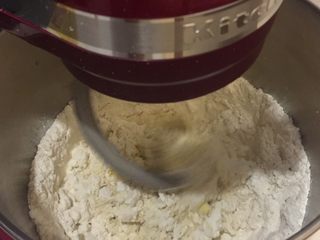 1、黑椒鸡肉汉堡,将面包的所有原料放入厨师机桶内，先低速后2档