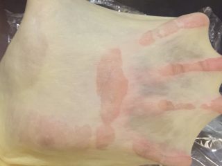 2、黑椒鸡肉汉堡,检查面包，能拉出不易破的手套膜即可