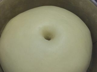 4、黑椒鸡肉汉堡,当面团发酵至2倍大时，手沾面粉，插入面团，不塌陷不回缩即发酵好了