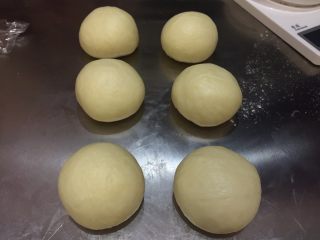 5、黑椒鸡肉汉堡,将面团轻压排气后平均分成6份，盖上保鲜膜松弛20分钟