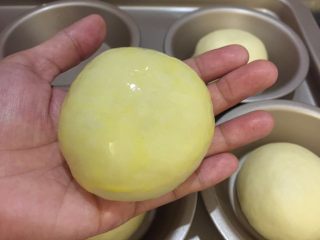 6、黑椒鸡肉汉堡,将面团再次搓圆，刷上蛋黄液