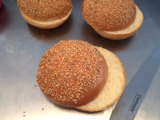 11、黑椒鸡肉汉堡,出炉放凉后，面包横着切开