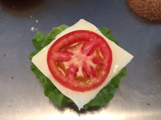 12、黑椒鸡肉汉堡,鸡胸肉用胡椒粉、盐、鸡精腌制2小时后下锅煎熟。面包胚+生菜叶+奶酪片+番茄+鸡肉+奶酪片+生菜组合起来（可加沙拉酱）