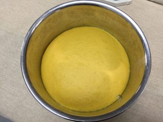 6、南瓜汉堡包,发酵一小时,面团发酵至2倍大左右