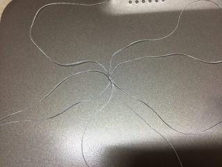 10、南瓜汉堡包,准备棉线,每条长度约为20cm,四条为一组,中间打个结