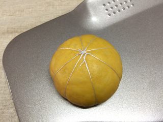 13、南瓜汉堡包,其余棉线也如此操作,就可以把面团捆压成8份