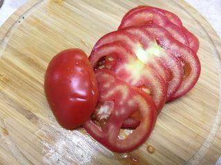 16、南瓜汉堡包,烤制期间可以准备馅料,番茄洗净切片