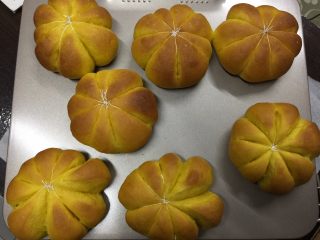 18、南瓜汉堡包,烤制结束后取出晾凉,凉透后取出棉线