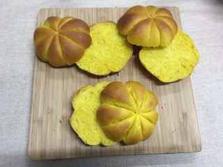 19、南瓜汉堡包,从中部将面包横切成两部分