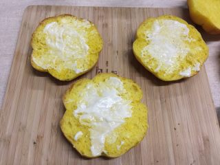 20、南瓜汉堡包,在底部一层面包涂抹沙拉酱