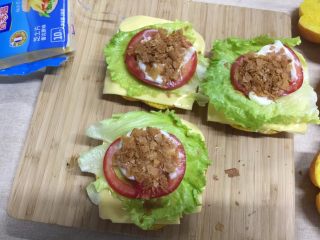 22、南瓜汉堡包,再加上其他材料,按自己喜欢的顺序加