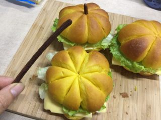 24、南瓜汉堡包,最后用巧克力棒从中间把整个面包串起来,一来可以固定整个汉堡,二来顶部突出一点点可以假装是南瓜瓜蒂