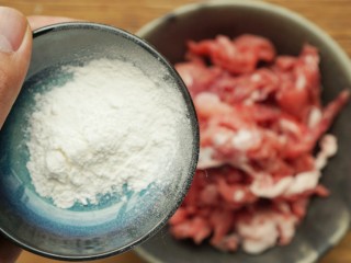 3、鱼香肉丝,加入生粉