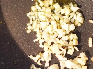 9、鱼香肉丝,盛出肉丝后，锅中放入姜蒜末