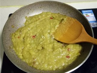 11、咖喱土豆盖饭,调入适量盐、糖，继续搅拌均匀；