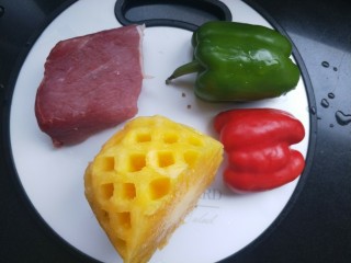 1、菠萝咕咾肉,准备食材。250克里脊肉,菠萝一小块足够