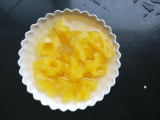 6、菠萝咕咾肉,菠萝切小块,用淡盐水浸泡一会