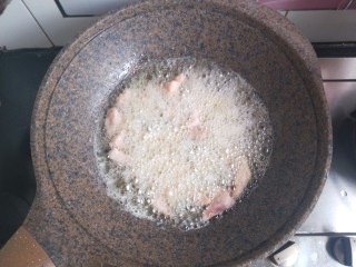 11、菠萝咕咾肉,把肉块放进去炸制