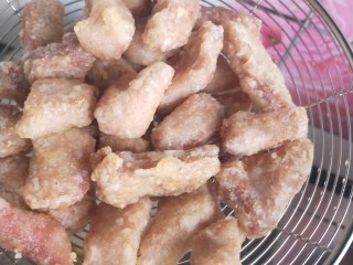 12、菠萝咕咾肉,炸到微黄,定型,捞出