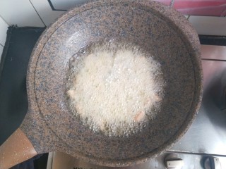 13、菠萝咕咾肉,开大火,油温升高,复炸第二次,第二次炸十几秒就可以了