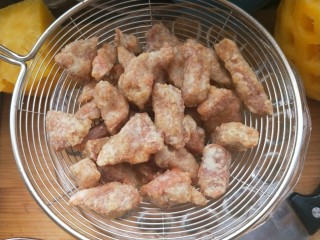 14、菠萝咕咾肉,炸至金黄捞出,外酥里嫩