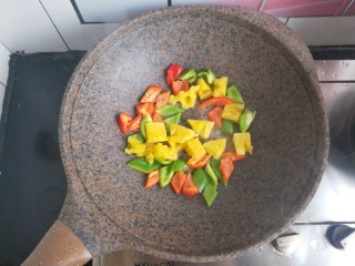 16、菠萝咕咾肉,再把菠萝倒进去翻炒两下,盛出备用