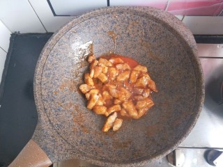 18、菠萝咕咾肉,把炸好的肉倒进去翻炒