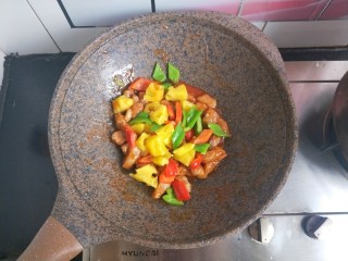 19、菠萝咕咾肉,再把青红椒,菠萝倒进去翻炒几下