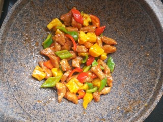 20、菠萝咕咾肉,翻炒均匀,让每一块肉都粘上酱汁就可以了