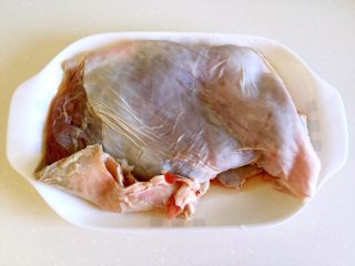 1、牛腩炖土豆,牛腩洗净。