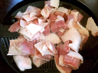 3、牛腩炖土豆,凉水下锅焯去血污。