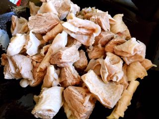 7、牛腩炖土豆,锅内放油烧至五成热，放入牛腩块翻炒。