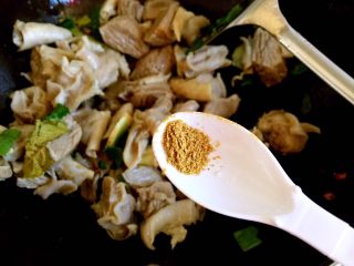 9、牛腩炖土豆,放入花椒粉。