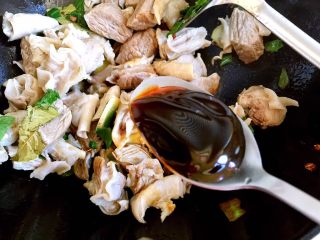 11、牛腩炖土豆,放入蚝油。