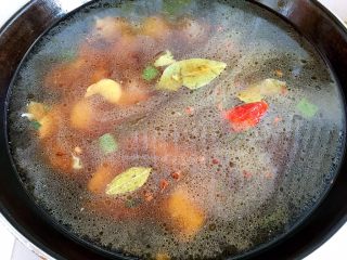 14、牛腩炖土豆,大火烧开后转中火炖40分钟。