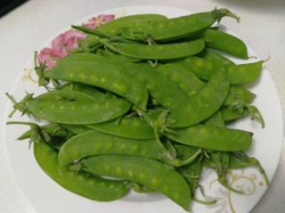 1、荷兰豆炒香肠,160g荷兰豆。